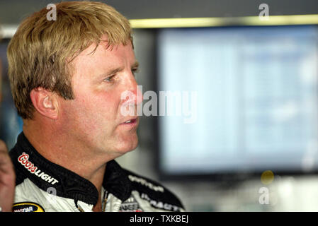 Race Driver auto Sterling Marlin parla con il suo capo equipaggio come il suo team lavora sulla sua vettura da gara durante la pratica per la UAW-GM 500 NASCAR gara presso il Circuito Automobilistico di Lowe in concordia, NC su 13 Ottobre, 2005. (UPI foto/nellâ Redmond) Foto Stock