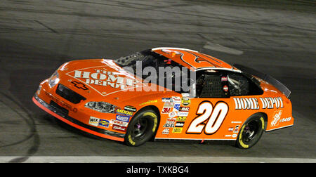 Punti leader Tony Stewart (20) Nelle gare della UAW-GM 500 NASCAR Nextel Cup Series gara presso il Circuito Automobilistico di Lowe in concordia, NC su Ott. 15, 2005. (UPI foto/nellâ Redmond) Foto Stock