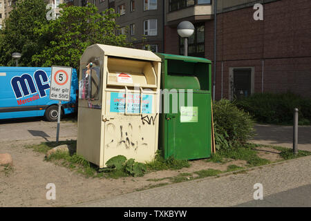 Due drop box per la raccolta di usato donati capi di abbigliamento e scarpe circa esattamente sul luogo in cui Adolf Hitler si suicidò nel Führerbunker nel giardino della Cancelleria del Reich (Reichskanzlei), ora in Gertrud-Kolmar-Straße a Berlino, Germania. Adolf Hitler ed Eva Braun si suicidò nel Führerbunker il 30 aprile 1945. Foto Stock