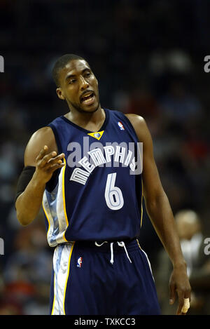 Memphis Grizzlies guard Eddie Jones sostiene una chiamata come la sua squadra gioca il Charlotte Bobcats a Charlotte Bobcats Arena di Charlotte, N.C. il 12 aprile 2006. (UPI foto/nellâ Redmond) Foto Stock