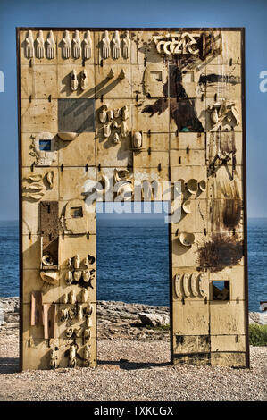 Lampedusa la porta, porta d'Europa. Un monumento dedicato ai lavoratori migranti morti e scomparsi nel mare Mediterraneo. da Mimmo Palladino Foto Stock