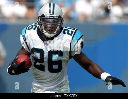 Carolina Panthers running back DeShaun Foster trova sala in esecuzione contro i falchi di Atlanta presso la Bank of America Stadium di Charlotte, N.C. il 10 settembre 2006. (UPI foto/nellâ Redmond) Foto Stock