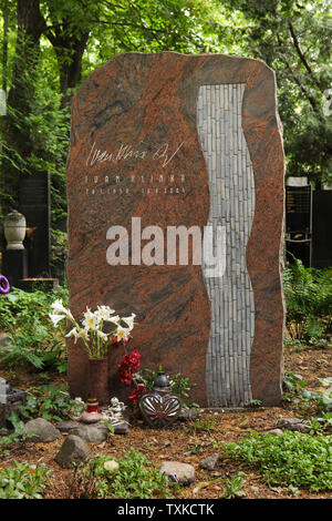 Tomba di ghiaccio ceco giocatore di hockey e coach Ivan Hlinka (1950 - 2004) presso il Cimitero di Olšany a Praga, Repubblica Ceca. Foto Stock