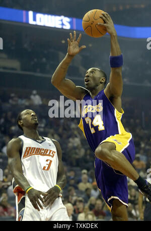 Los Angeles Lakers guard Kobe Bryant, diritto, unità passato Charlotte Bobcats guard Gerald Wallace a Charlotte Bobcats Arena di Charlotte, N.C. su dicembre 29, 2006. (UPI foto/nellâ Redmond) Foto Stock