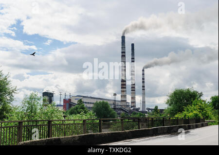 Centrali termiche. I tubi sono emettendo fumo nell'aria. Foto Stock