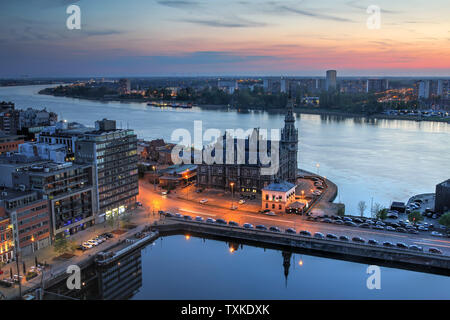 Veduta aerea della città di Anversa in Belgio dal MAS tower presso il Twilight time. Foto Stock