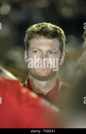 Driver di Nascar Dale Earnhardt Jr colloqui con il suo equipaggio di gara prima dell' inizio della Bank of America 500 gara a Lowe's Motor Speedway vicino a Charlotte, Carolina del Nord il 13 ottobre 2007. (UPI foto/nellâ Redmond) Foto Stock