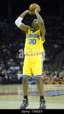New Orleans Hornets avanti David West (30) spara contro la Charlotte Bobcats a Charlotte Bobcats Arena di Charlotte, Carolina del Nord il 28 dicembre 2007. (UPI foto/nellâ Redmond) Foto Stock