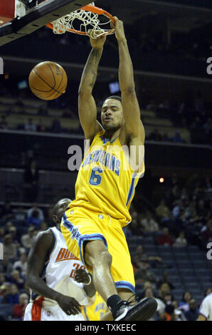 New Orleans Hornets centro Tyson Chandler (6) schiacciate contro la Charlotte Bobcats a Charlotte Bobcats Arena di Charlotte, Carolina del Nord il 28 dicembre 2007. (UPI foto/nellâ Redmond) Foto Stock