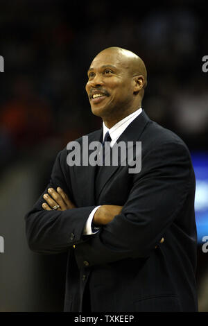 New Orleans Hornets head coach Byron Scott ride come la sua squadra gioca il Charlotte Bobcats a Charlotte Bobcats Arena di Charlotte, Carolina del Nord il 28 dicembre 2007. (UPI foto/nellâ Redmond) Foto Stock