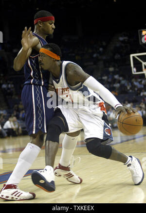 Charlotte Bobcats guard Gerald Wallace, destra, collide con New Jersey Nets avanti Sean Williams nella prima metà a Charlotte Bobcats Arena di Charlotte, Carolina del Nord il 8 gennaio 2008. (UPI foto/nellâ Redmond) Foto Stock