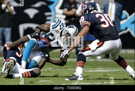 Carolina Panthers wide receiver Muhsin Muhammad (87) combatte per cantieri extra contro Chicago Bears cornerback Charles Tillman, sinistra e sicurezza Mike Brown a Bank of America Stadium di Charlotte, Carolina del Nord il 14 settembre 2008. (UPI foto/nellâ Redmond) Foto Stock