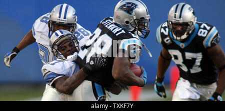 Carolina Panthers running back Jonathan Stewart (28) viene affrontato da Detroit Lions sicurezza Daniel Torelli (27) dopo il suo 28-cantiere quarto trimestre eseguito presso la Bank of America Stadium il 16 novembre 2008 in Charlotte, North Carolina. Stewart ha avuto 130 yard in pantere 31-22 Win. (UPI foto/Bob Carey) Foto Stock