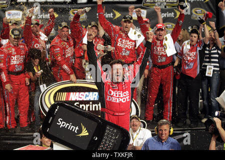 Tony Stewart celebra nella corsia di vittoria dopo aver vinto la NASCAR Sprint All-Star gara presso la Pista a Motore di Lowe a Concord, Carolina del Nord il 16 maggio 2009. (UPI foto/nellâ Redmond) Foto Stock