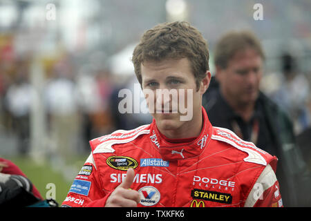 Race Driver auto Kasey Kahne dà un pollice in alto segno di ventilatori in NASCAR Coca-Cola 600 gara a Lowe's Motor Speedway in concordia, Carolina del Nord il 24 maggio 2009. (UPI foto/nellâ Redmond) Foto Stock