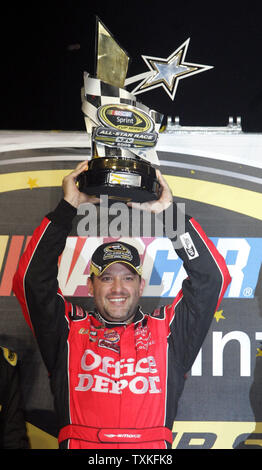 Tony Stewart alza il trofeo dopo aver vinto la NASCAR Sprint All-Star gara presso la Pista a Motore di Lowe a Concord, Carolina del Nord il 16 maggio 2009. (UPI foto/nellâ Redmond) Foto Stock