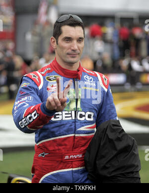 Race Driver auto Max Papis dà un segno di pace per gli appassionati come lui cammina attraverso la fossa strada prima di NASCAR Coca-Cola 600 gara a Lowe's Motor Speedway in concordia, Carolina del Nord il 24 maggio 2009. (UPI foto/nellâ Redmond) Foto Stock