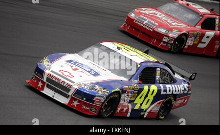 Jimmie Johnson (48) aziona la sua auto passato Kasey Kahne (9) nei primi giri della NASCAR Coca-Cola 600 gara a Lowe's Motor Speedway in concordia, Carolina del Nord il 25 maggio 2009. (UPI foto/nellâ Redmond) Foto Stock