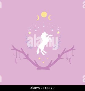 Unicorn nella notte con cielo stellato e la luna. Stile Fantasy, bosco magico sogno illustrazione concettuale, arte del tatuaggio Illustrazione Vettoriale