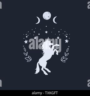 Unicorn nella notte con cielo stellato e la luna. Stile Fantasy, bosco magico sogno illustrazione concettuale, arte del tatuaggio Illustrazione Vettoriale