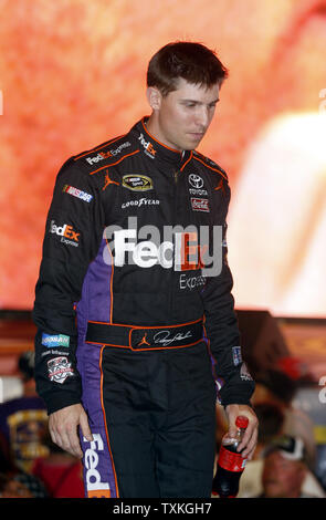 Denny Hamlin passeggiate in tutta la fase durante le presentazioni del driver prima della NASCAR Sprint Cup Series All-Star gara a Charlotte Motor Speedway in concordia, Carolina del Nord il 21 maggio 2010. UPI/nellâ Redmond . Foto Stock