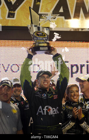 Carl Edwards festeggia conquistando la NASCAR Sprint Cup Series All-Star gara a Charlotte Motor Speedway in concordia, Carolina del Nord il 21 maggio 2010. UPI/nellâ Redmond . Foto Stock