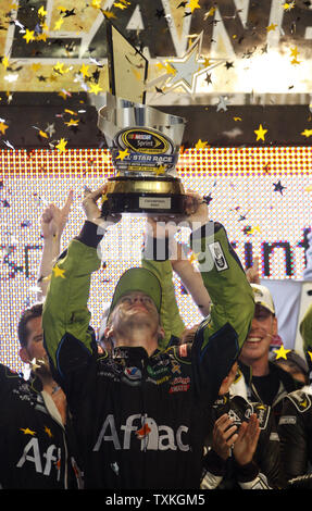 Carl Edwards festeggia conquistando la NASCAR Sprint Cup Series All-Star gara a Charlotte Motor Speedway in concordia, Carolina del Nord il 21 maggio 2010. UPI/nellâ Redmond . Foto Stock