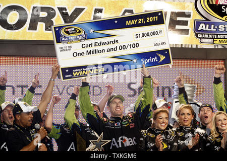 Carl Edwards mantiene un controllo per un milione di dollari come h festeggia conquistando la NASCAR Sprint Cup Series All-Star gara a Charlotte Motor Speedway in concordia, Carolina del Nord il 21 maggio 2010. UPI/nellâ Redmond . Foto Stock