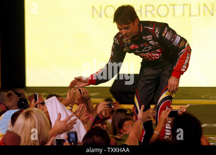 Jeff Gordon saluta tifosi durante le presentazioni del driver alla NASCAR Sprint Cup All-Star gara a Charlotte Motor Speedway in concordia, Carolina del Nord il 19 maggio 2012. UPI/nellâ Redmond. Foto Stock