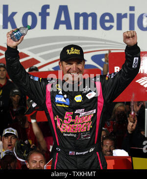 Clint Bowyer celebra nella corsia di vittoria dopo aver vinto la Bank of America 500 gara NASCAR a Charlotte Motor Speedway in concordia, Carolina del Nord il 13 ottobre 2012. UPI/nellâ Redmond. Foto Stock