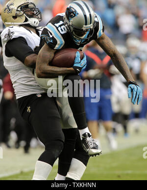 Carolina Panthers wide receiver Ted Ginn Jr cerca di liberarsi da New Orleans Saints linebacker Junior Galette nella seconda metà presso la Bank of America Stadium di Charlotte, Carolina del Nord il 22 dicembre 2013. Le Pantere vinto 17-13. UPI/nellâ Redmond . Foto Stock