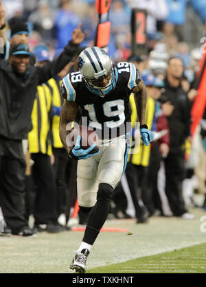 Carolina Panthers wide receiver Ted Ginn Jr rimane nei limiti come egli corre dopo un fermo contro il New Orleans Saints nella seconda metà presso la Bank of America Stadium di Charlotte, Carolina del Nord il 22 dicembre 2013. Le Pantere vinto 17-13. UPI/nellâ Redmond . Foto Stock