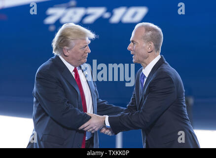 Presidente Donald Trump è benvenuto da parte di Boeing CEO Dennis Muilenburg come egli arriva per il debutto della nuova 787-10 Boeing Dreamliner aeromobile presso la fabbrica di Boeing nel North Charleston, SC il 17 febbraio 2016. La visita viene due giorni dopo i lavoratori a La Carolina del Sud impianto votato per rifiutare la rappresentanza dell'Unione in uno stato in cui Trump ha vinto comodamente. Foto di Richard Ellis/UPI Foto Stock