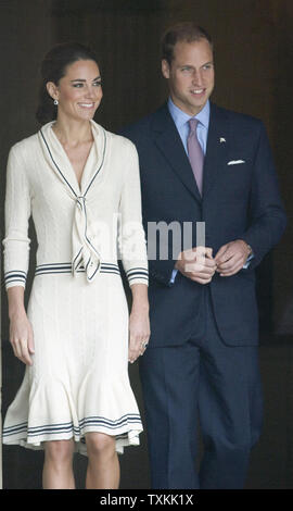 Il principe William e sua moglie Kate, il Duca e la Duchessa di Cambridge, lasciare la provincia casa durante il loro tour del re in Charlottetown, Prince Edward Island, 4 luglio 2011. UPI/Heinz Ruckemann Foto Stock