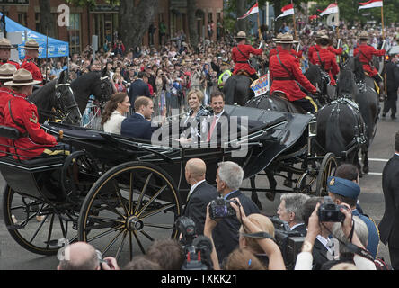 Il principe William e sua moglie Kate, il Duca e la Duchessa di Cambridge, lasciare la provincia casa dal royal landau durante il loro tour del re in Charlottetown, Prince Edward Island, 4 luglio 2011. UPI/Heinz Ruckemann Foto Stock
