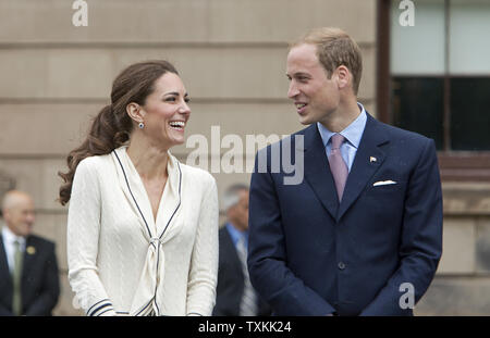 Il principe William e sua moglie Kate, il Duca e la Duchessa di Cambridge, lasciare la provincia casa durante il loro tour del re in Charlottetown, Prince Edward Island, 4 luglio 2011. UPI/Heinz Ruckemann Foto Stock