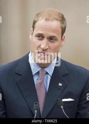 Il principe William parla come lui e la sua moglie Kate, il Duca e la Duchessa di Cambridge, visitare Provincia casa durante il loro tour del re in Charlottetown, Prince Edward Island, 4 luglio 2011. UPI/Heinz Ruckemann Foto Stock