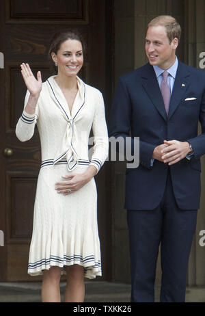Il principe William e sua moglie Kate, il Duca e la Duchessa di Cambridge, lasciare la provincia casa durante il loro tour del re in Charlottetown, Prince Edward Island, 4 luglio 2011. UPI/Heinz Ruckemann Foto Stock