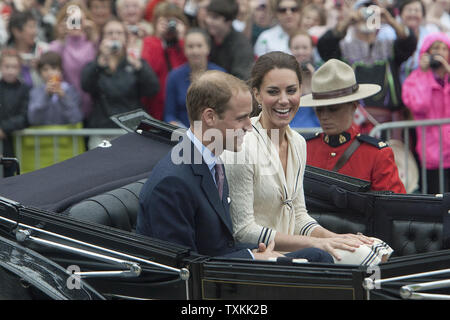 Il principe William e sua moglie Kate, il Duca e la Duchessa di Cambridge, lasciare la provincia casa dal royal landau durante il loro tour del re in Charlottetown, Prince Edward Island, 4 luglio 2011. UPI/Heinz Ruckemann Foto Stock