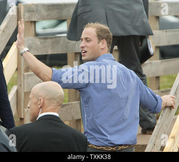 Il principe William onde come lui e la sua moglie Kate, il Duca e la Duchessa di Cambridge, lasciare la spiaggia al Dalvay By-The-mare durante il loro tour reale vicino a Charlottetown, Prince Edward Island, 4 luglio 2011. UPI/Heinz Ruckemann Foto Stock