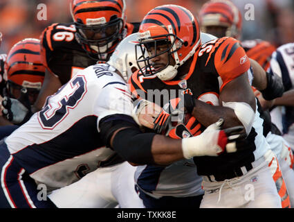 New England Patriots difensivo fine Richard Seymour (93) hits Cincinnati Bengals running back Rudi Johnson (32) nel primo trimestre a Paul Brown Stadium di Cincinnati il 1 ottobre 2006. (UPI foto/Mark Cowan) Foto Stock