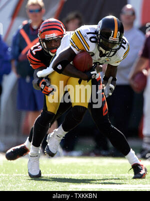 Pittsburgh Steelers wide receiver Santonio Holmes (10) tenta di rompere un affrontare da Cincinnati Bengals cornerback Johnathan Joseph (22) per un 12 - cantiere guadagno durante il secondo trimestre al Paul Brown Stadium di Cincinnati il 28 ottobre 2007. (UPI foto/Mark Cowan) Foto Stock