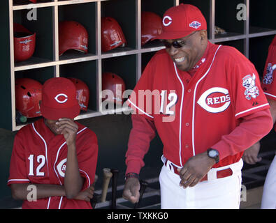 Cincinnati Reds manager impolverata Baker scherzi con un ballboy prima del loro gioco 5 NL divisionale gioco di spareggio contro i San Francisco Giants al Great American Ball Park a Cincinnati, OH, il 11 ottobre 2012. UPI/Mark Cowan Foto Stock