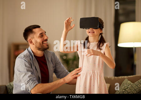 Padre e figlia in occhiali vr a giocare a casa Foto Stock