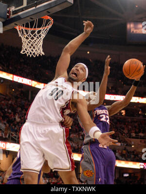 Cleveland Cavaliers power avanti Drew Gooden (90) manca un rimbalzo come esso viene recuperato da Phoenix Suns avanti James Jones (22), all'dall'Arena Quicken Loans in Cleveland Ohio on gennaio 28, 2007. (UPI foto/Stephanie Krell) Foto Stock