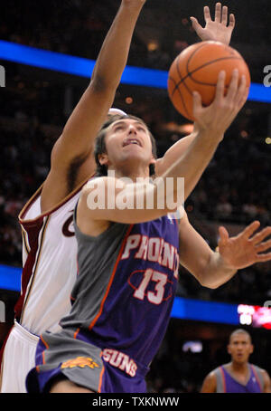 Due volte MVP guard Steve Nash (13) dei Phoenix Suns fa un layup di retromarcia contro Cleveland Cavaliers avanti Drew Gooden (90) durante il quarto trimestre al dall'Arena Quicken Loans in Cleveland Ohio, domenica 28 gennaio, 2007. I Suns battere il cav 115-100. (UPI Photo/ Stephanie Krell) Foto Stock