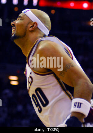 Cleveland Cavaliers Drew Gooden (90) urla in frustrazione quando la palla va fuori dai limiti contro il New Jersey Nets in gioco cinque della Eastern Conference semifinali al dall'Arena Quicken Loans in Cleveland Ohio il 16 maggio 2007. Il New Jersey Nets sconfitto Cleveland Cavaliers 83-72. (UPI Photo/ Stephanie Krell) Foto Stock