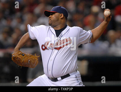 Cleveland Indians a partire lanciatore Carsten Charles Sabathia getta contro il Boston Red Sox durante il primo inning di gioco cinque della American League Campionato di Serie al Jacobs Field di Cleveland, il 18 ottobre 2007. (UPI foto/Kevin Dietsch) Foto Stock