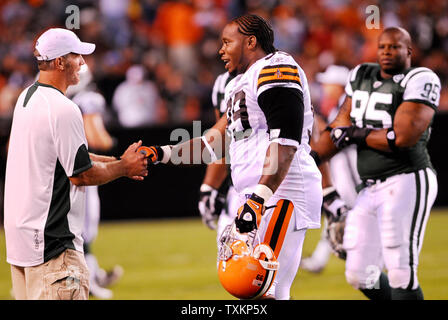 Brett Favre (L) stringe la mano con il Cleveland Browns player Corey Williams come egli cammina sul campo dopo essere stato oggetto di scambi per il New York getti da Green Bay Packers durante un gioco tra il Cleveland Browns e il New York getti al Cleveland Browns Stadium di Cleveland, Ohio il 7 agosto 2008. (UPI foto/Stephanie Krell) Foto Stock