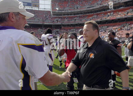 Minnesota Vikings quarterback Brett Favre (L) stringe la mano con il suo ex allenatore di Cleveland Browns head coach Eric Mangini dopo i vichinghi battere il Browns 34-20 al Cleveland Browns Stadium il 22 agosto 2009. UPI/Jason Miller Foto Stock